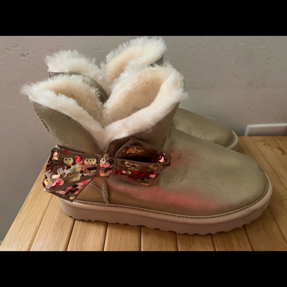 Women’s UGG Sequin Gold Suede Bow Boots sz 9